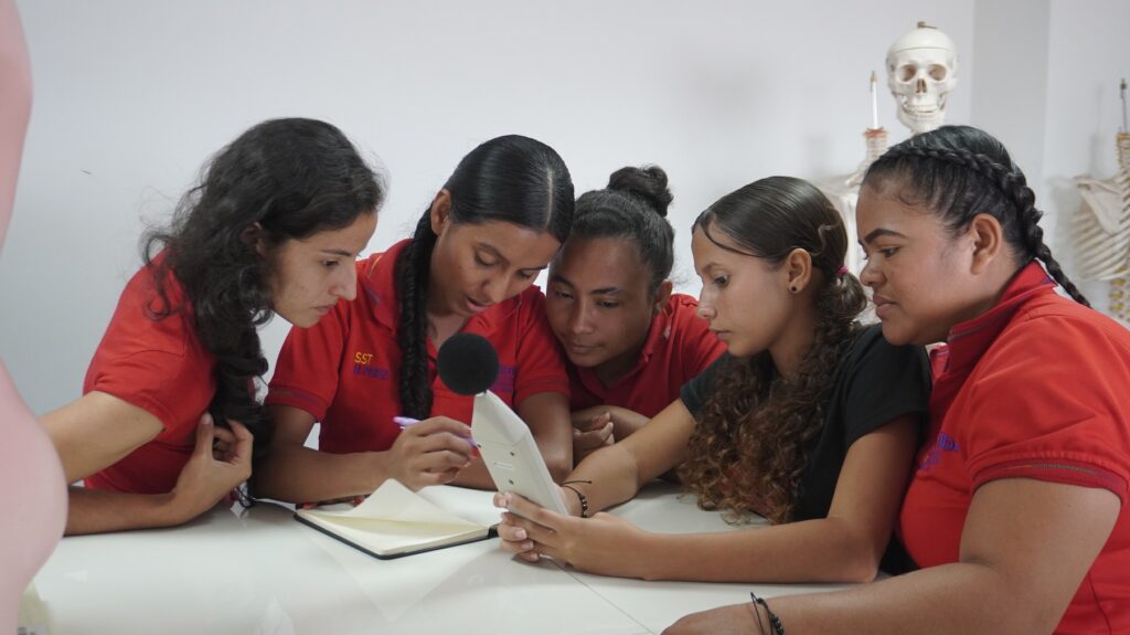 Estudiantes del programa de Seguridad y Salud en el Trabajo de Unicaribe participan en un laboratorio práctico.