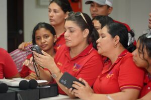En el ejercicio se abordaron los efectos de superar los límites permisibles. Se explicó la afectación en la salud auditiva y visual de los trabajadores.