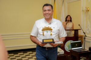 Leonardo Fabio Pérez Suescún, rector Unicaribe recibiendo el reconocimiento.