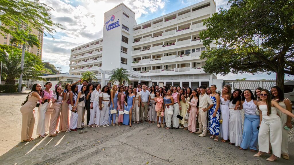 Estudiantes del programa de Operación Turística y Hotelera de UNICARIBE en el Hotel Tamacá Beach Resort.