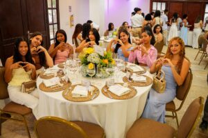 La etiqueta representa la expresión formal de los buenos modales necesarios para la convivencia en sociedad.