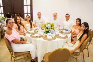 Luis Gómez, líder del programa Operación Turística y Hotelera de UNICARIBE, acompañado de docentes y estudiantes.