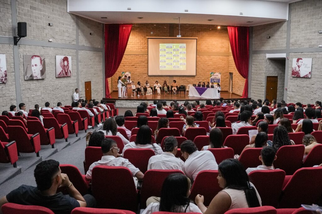 Foro Académico “Tráguese ese sapo, en el Teatro Municipal de Ciénaga.