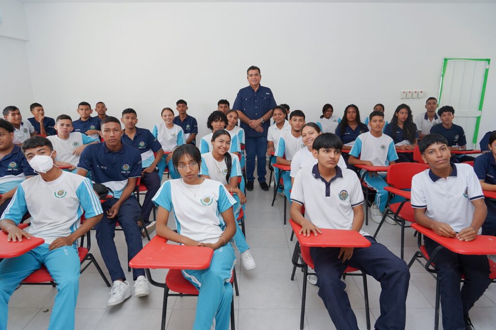 Rector de la Institución, Leonardo Pérez Suescún con estudiantes de grado once.