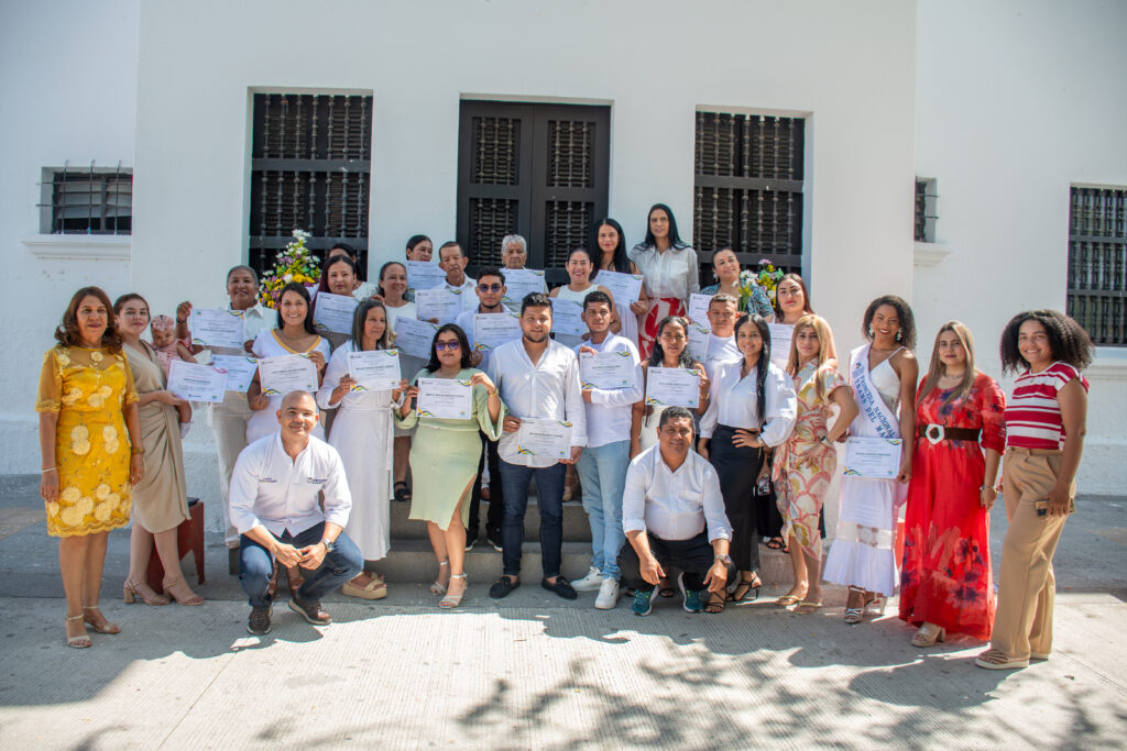 Líderes comunitarios, miembros de mesas de víctimas, bachilleres, profesionales en formación y egresados de diversas disciplinas.