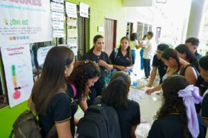Construcción del Mural de Emociones, un espacio de expresión artística que permitió proyectar su estado emocional, reconocer emociones propias y ajenas y fortalecer la comunicación emocional a través del arte.