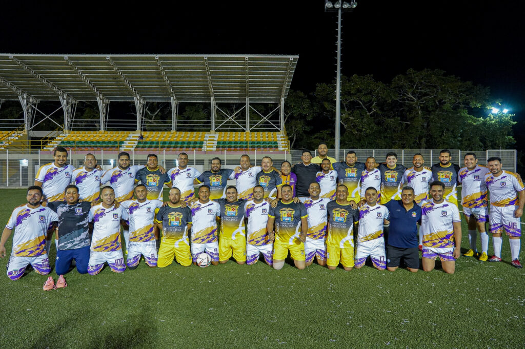 Equipo de funcionarios Unicaribe y conjunto representativo de la Alcaldía Municipal de Mompox.