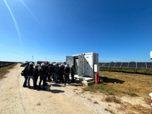 Durante la visita, los estudiantes conocieron la infraestructura y operación del parque solar.