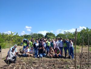 Los estudiantes se enfocaron en promover el equilibrio entre la productividad y la conservación de recursos naturales como el suelo, el agua y el aire.