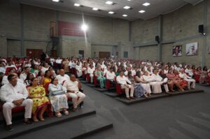 Asistentes Teatro Municipal para ser parte del evento "La Noche de Los Mejores".