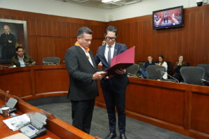 Rector Leonardo Pérez Suescún y el congresista Pedro Flores Porras, solicitante de esta condecoración.