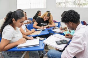 Los estudiantes seleccionados desempeñarán funciones de acompañamiento pedagógico, elaboración de materiales de apoyo y tutorías bajo la supervisión de profesores de la Institución.