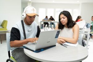 Unicaribe y el Gobierno Nacional consolidan una alianza estratégica para garantizar que el talento académico de la región cuente con las herramientas necesarias para alcanzar la graduación oportuna y la excelencia profesional.