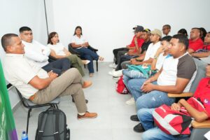 Durante el conversatorio, los invitados profundizaron en temas críticos como la gestión del riesgo, el sistema de comando de incidentes en emergencias químicas y la importancia de la especialización en tareas de alto riesgo.