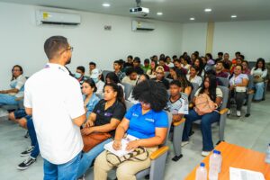 Los expertos demostraron que ningún negocio prospera aislado y capacitaron al estudiantado en tres dimensiones estratégicas: la identificación de las riquezas del territorio, la apropiación del rigor académico en el aula y la sincronización de los actores de la cadena de valor.