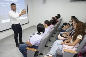 Docente Rafael Junior Gómez Meza, en su charla formativa.