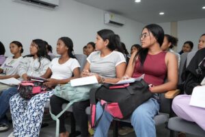 Los estudiantes y semilleristas trabajan en técnicas de organización argumentativa, superando el temor de "poner las ideas sobre el papel" y transformando sus planteamientos abstractos en borradores de proyectos viables.