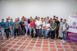 Estudiantes cataqueros, junto al rector Leonardo Pérez Suescún