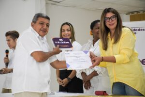 Alcaldesa de Fundación Luz Helena Andrade, entregando certificado del Diplomado en Gestión de Organizaciones Comunitarias.