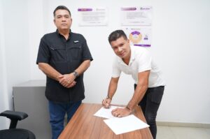 Firma convenio de cooperación, rector Leonardo Pérez Suescún y el representante legal de Fundamonsa, Cesar Enrique Giron Valencia.