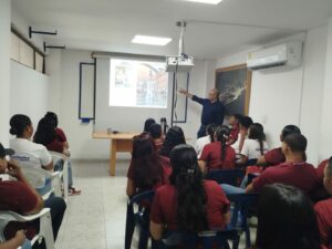 Los jóvenes de Unicaribe observaron los procesos de recepción, almacenamiento y despacho de mercancías.