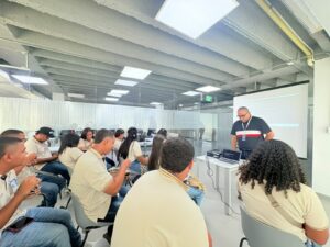 Estudiantes recibieron capacitación directa sobre los servicios y orientaciones que la entidad ofrece a los contribuyentes.