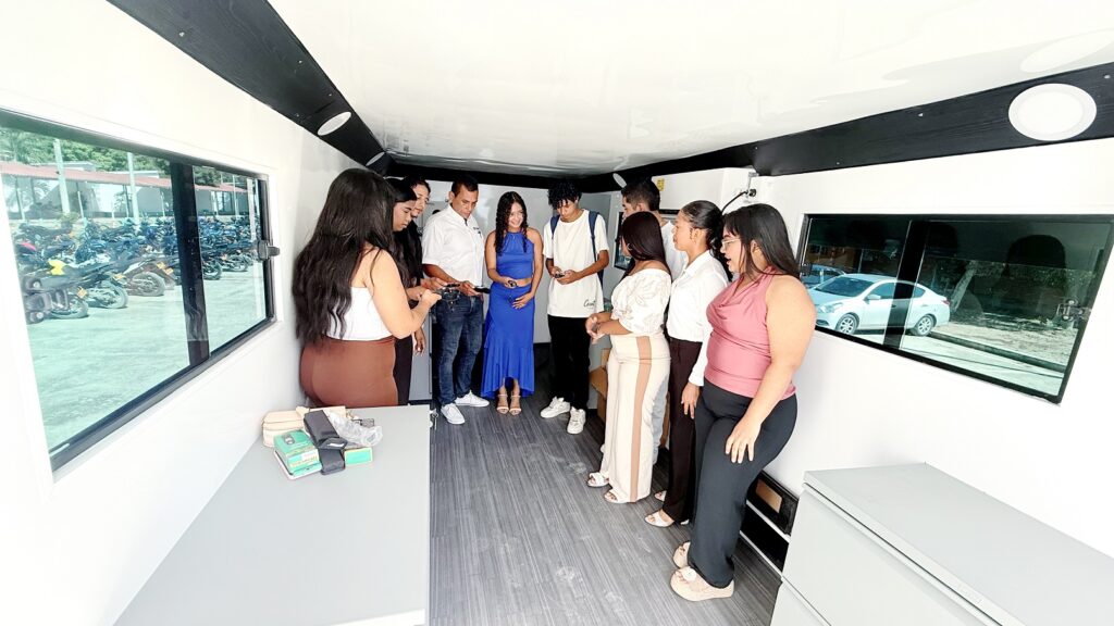 Estudiantes del programa de Administración en SST utilizaron equipos de medición higiénica para recrear escenarios de trabajo en alturas.