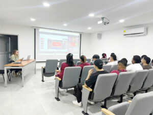 La estrategia permite acceder a experiencias globales dentro del entorno propio. El ejercicio consolida el diseño de redes académicas y la internacionalización del currículo institucional.