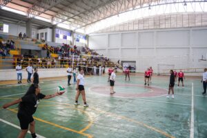 balance deportivo y de salud reportó la participación de más de 300 atletas en los torneos de la Liga de Futsal y Voleibol “Sembrando Futuro”, registrándose un total de 14 partidos competitivos.