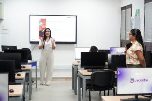 Durante las evaluaciones, los aspirantes expusieron unidades temáticas específicas ante los jurados.