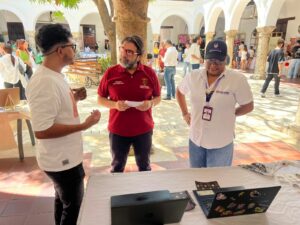 Diego Fernando Álzate Álvarez y Aris Aldemar Ávila Ayala, estudiantes de décimo semestre del programa de Ingeniería Informática, creadores de "Entre la Sierra y el Mar", un videojuego educativo en 2D con enfoque social y pedagógico.