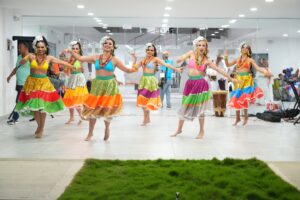 la comunidad académica presenció muestras dancísticas y musicales que permitieron el intercambio de tradiciones vivas y el reconocimiento de las diversas manifestaciones folclóricas del continente.