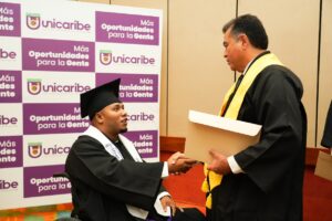 Entrega oficial de los diplomas de la primera cohorte de profesionales formados por esta Alma Máter.