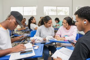 Los aspirantes deben cumplir requisitos específicos como certificar una nota mínima de 4.0 en la asignatura objeto de monitoria.