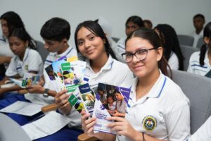 La Alma Máter socializó su oferta académica con los jóvenes y les recordó la variedad de beneficios que pueden obtener al elegir a esta Casa de Estudios para su formación superior.