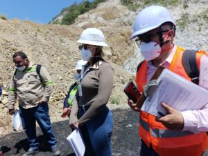 Profesor Henry Calderón y la líder de Docencia del programa de Seguridad y Salud en el Trabajo, Alejandra Castañeda Carbonell.