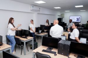 Un jurado evaluó las propuestas considerando el rendimiento académico, la asistencia a las actividades previas, las habilidades de liderazgo y el compromiso social.