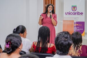 Conferencista Johana Andrade Pineda profundizó en la relación entre las dinámicas virtuales y la manifestación de episodios de ansiedad y depresión.