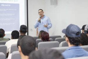 Ponente Daniel Hollman, ingeniero ambiental y líder de Aseguramiento de la empresa Pesquera Mar Adentro.