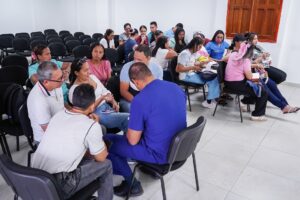 La articulación entre la academia y las organizaciones comunales permite llevar el conocimiento técnico a los barrios para resolver problemáticas locales mediante el trabajo colectivo.