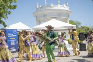 Grupo institucional de música y danza folclórica cerró la participación de Unicaribe con una muestra artística enfocada en ritmos de cumbia y la danza del Caimán.