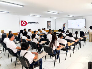 Durante el recorrido, los universitarios analizaron el funcionamiento del Sistema de Gestión de la Seguridad y Salud en el Trabajo (SST) de la compañía.