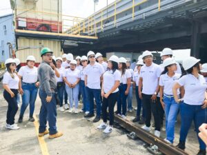 Las visitas a entornos de alta complejidad operativa permiten a los estudiantes validar las competencias teóricas adquiridas en las aulas, evaluar riesgos reales y comprender la interacción entre la seguridad laboral, la sostenibilidad ambiental y el desarrollo territorial.
