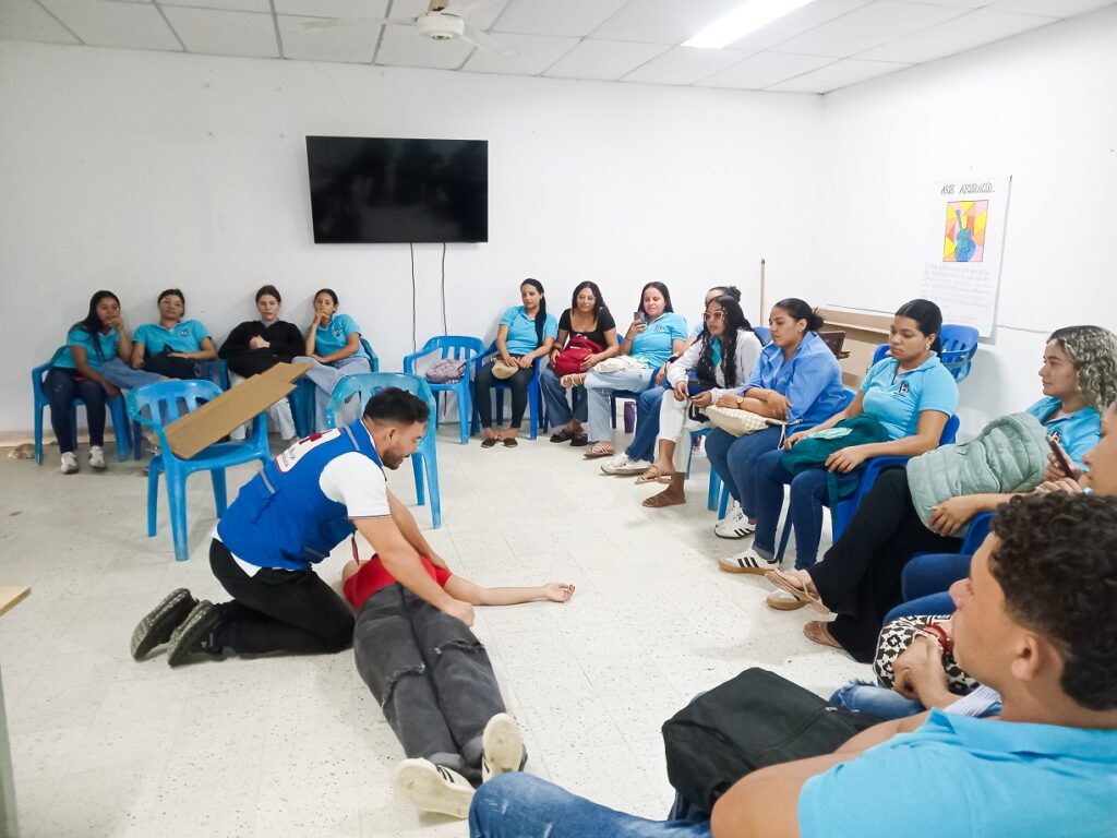 Estudiantes del Centro Tutorial San Juan de Betulia se capacitan en primeros auxilios junto a la Cruz Roja