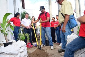En las instalaciones de Unicaribe, los estudiantes aportaron las plantas, el abono procesado y la mano de obra para sembrar diversas especies vegetales, promoviendo el cuidado del entorno y la reducción de la huella de carbono.