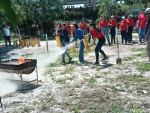 Durante la jornada, los jóvenes participaron en sesiones teórico-prácticas orientadas a la manipulación de equipos de extinción de incendios