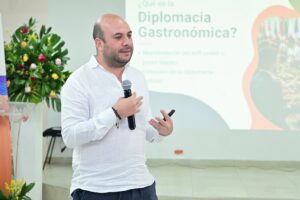 Especialista Jonathan Ballesteros Salazar expuso ante profesores, empresarios y estudiantes la conferencia «Diplomacia gastronómica: Desarrollo de redes territoriales para el posicionamiento de destinos gastronómicos».