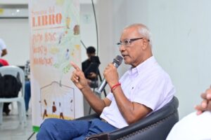 Escritor y profesor, Martiniano Acosta, quien guio a los asistentes por las interpretaciones y lecturas de autores representativos de la región y el país.