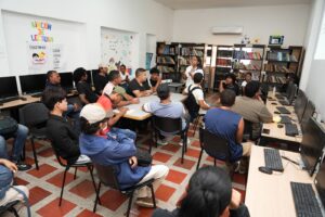 • La iniciativa articula monitorías académicas en competencias básicas y acompañamiento psicosocial para disminuir la deserción y fortalecer el rendimiento de los estudiantes en este territorio.