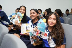 • Los jóvenes de grado undécimo recorrieron el Campus Costa Verde, exploraron la oferta académica y participaron en talleres de orientación vocacional enfocados en sus metas futuras.